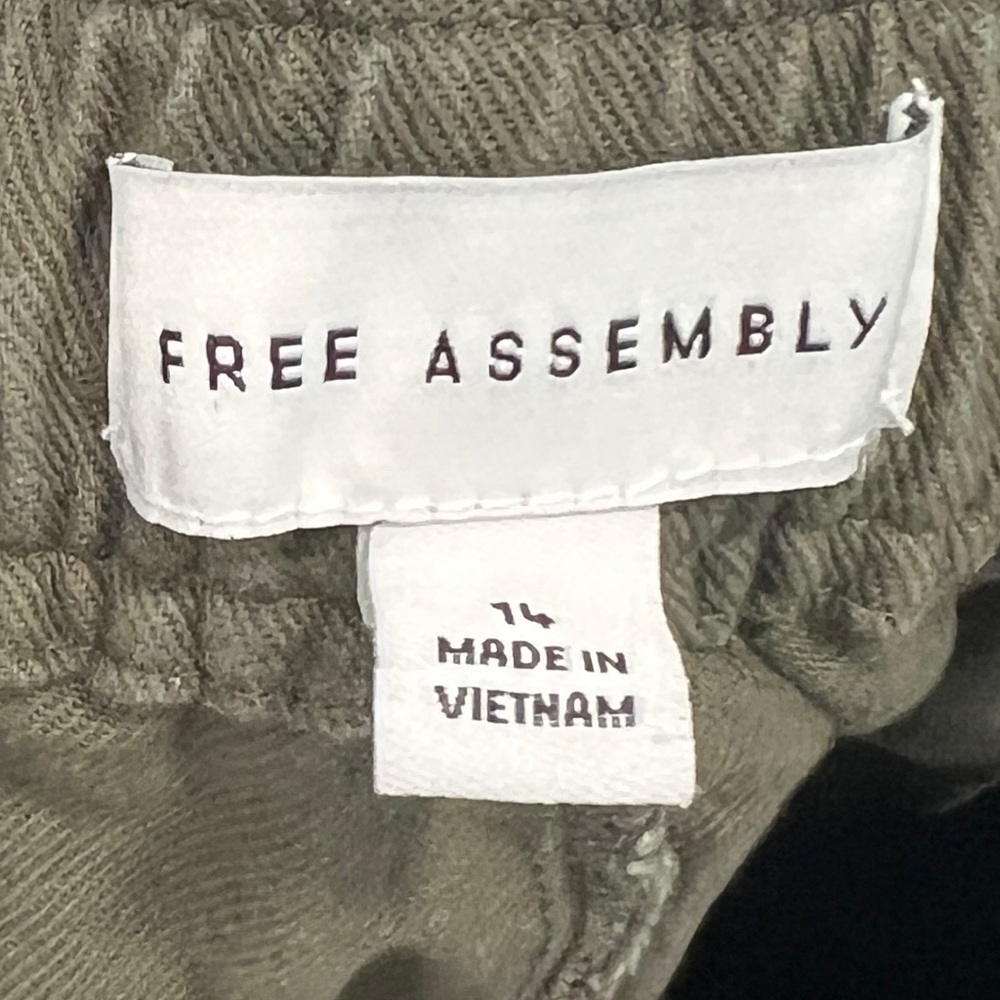Women's Olive Barrel-Leg Cropped Cargo Pants - Picture 4 of 7